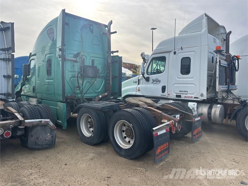 Freightliner Cascadia 125 6x4 T/A Sleeper Truck Tractor (Inoper Motrici e Trattori Stradali