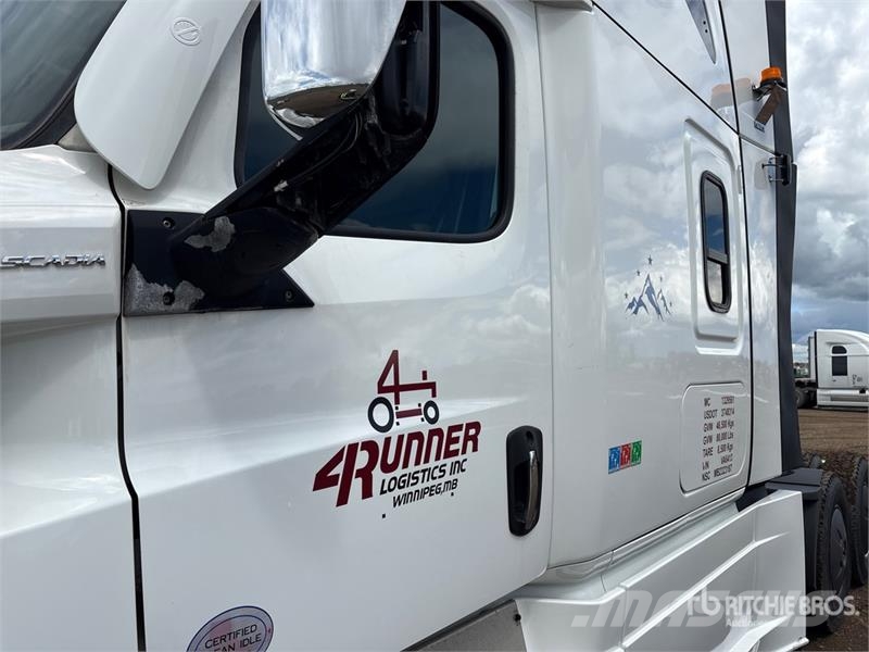 Freightliner Cascadia 126 6x4 T/A Sleeper Truck Tractor Camiones tractor