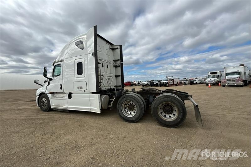Freightliner Cascadia 126 6x4 T/A Sleeper Truck Tractor Cabezas tractoras