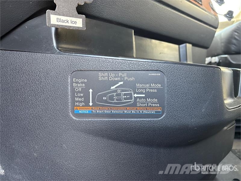 Freightliner Cascadia 126 6x4 T/A Sleeper Truck Tractor Camiones tractor
