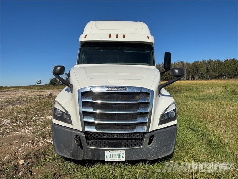 Freightliner Cascadia 126 6x4 T/A Sleeper Truck Tractor (Inoper Camiones tractor