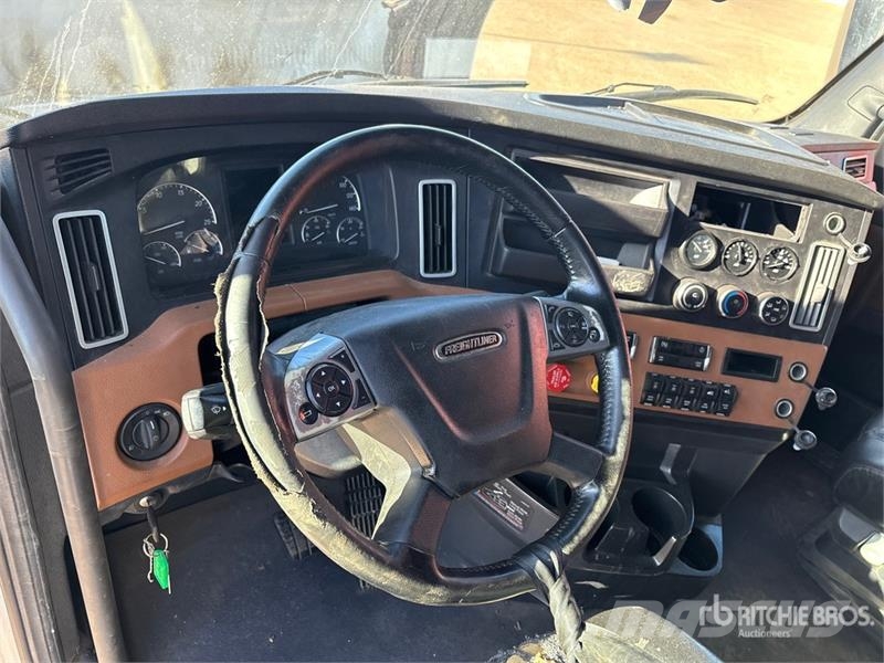 Freightliner Cascadia 126 6x4 T/A Sleeper Truck Tractor (Inoper Tegljači