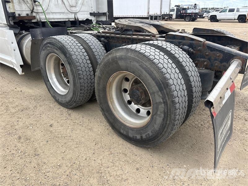 Freightliner Cascadia 126 6x4 T/A Sleeper Truck Tractor Cabezas tractoras