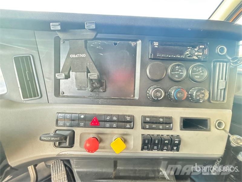 Freightliner Cascadia 126 6x4 T/A Sleeper Truck Tractor (Inoper Tegljači