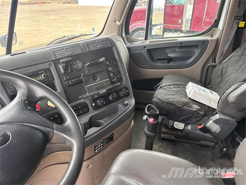 Freightliner Cascadia 125 6x4 T/A Sleeper Truck Tractor Vlačilci