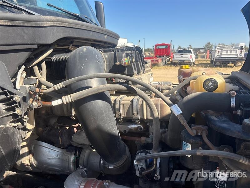 Freightliner Cascadia 126 6x4 T/A Sleeper Truck Tractor Тягачі