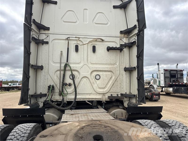 Freightliner Cascadia 126 6x4 T/A Sleeper Truck Tractor Vilcēji