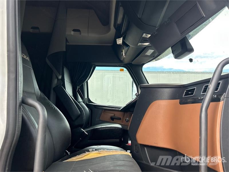 Freightliner Cascadia 126 6x4 T/A Sleeper Truck Tractor (Inoper وحدات الجر