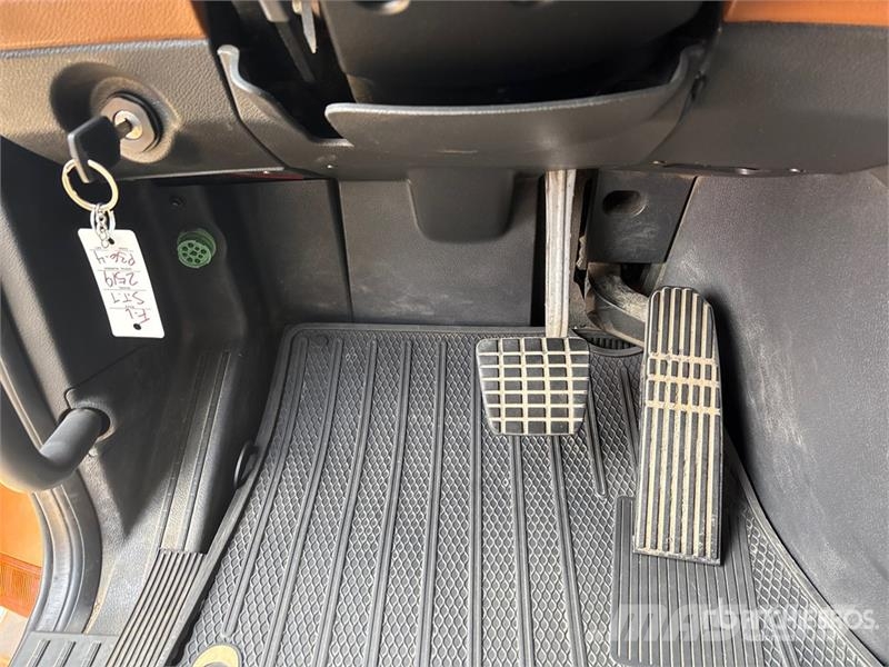 Freightliner Cascadia 126 6x4 T/A Sleeper Truck Tractor (Inoper Motrici e Trattori Stradali