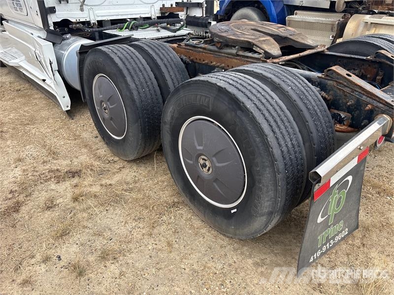 Freightliner Cascadia 126 6x4 T/A Sleeper Truck Tractor (Inoper Tegljači