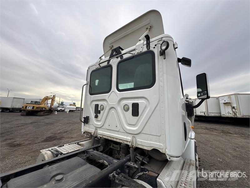 Freightliner Cascadia 4x2 S/A Day Cab Truck Tractor Тягачі