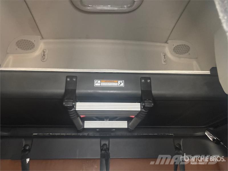 Freightliner Cascadia 126 6x4 T/A Sleeper Truck Tractor Trekkvogner
