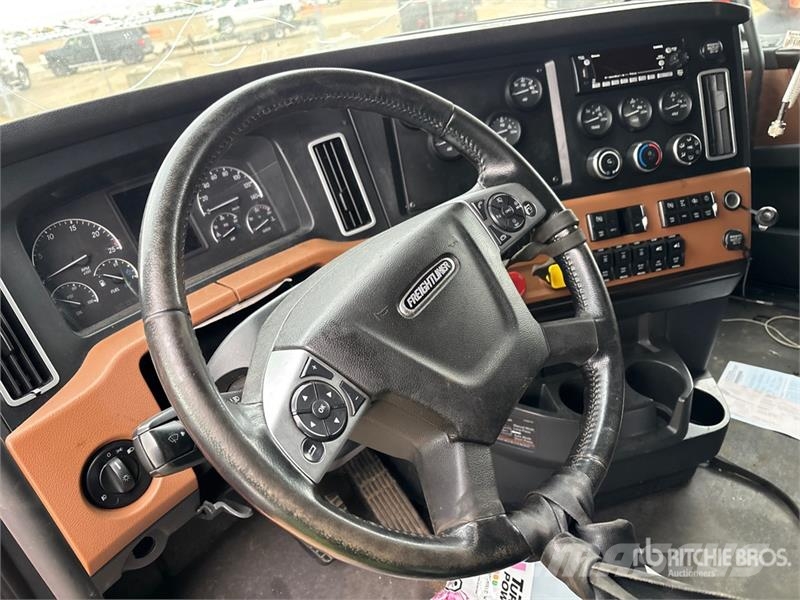 Freightliner Cascadia 126 6x4 T/A Sleeper Truck Tractor (Inoper Truck Tractor Units
