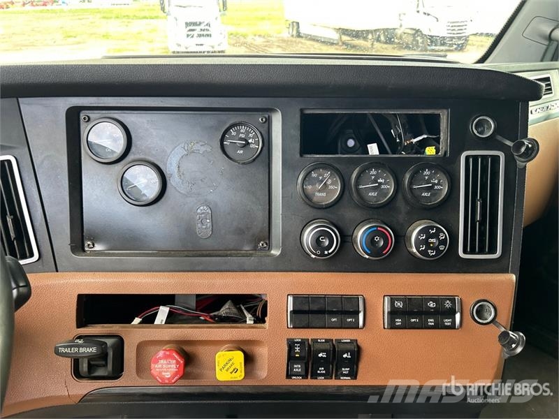Freightliner Cascadia 126 6x4 T/A Sleeper Truck Tractor (Inoper وحدات الجر