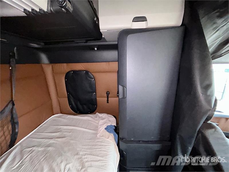 Freightliner Cascadia 126 6x4 T/A Sleeper Truck Tractor Truck Tractor Units