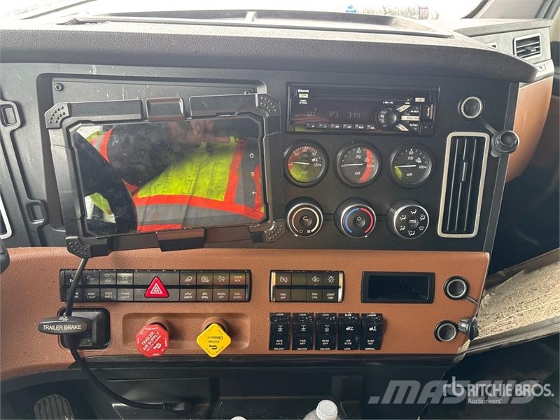 Freightliner Cascadia 126 6x4 T/A Sleeper Truck Tractor Тягачі