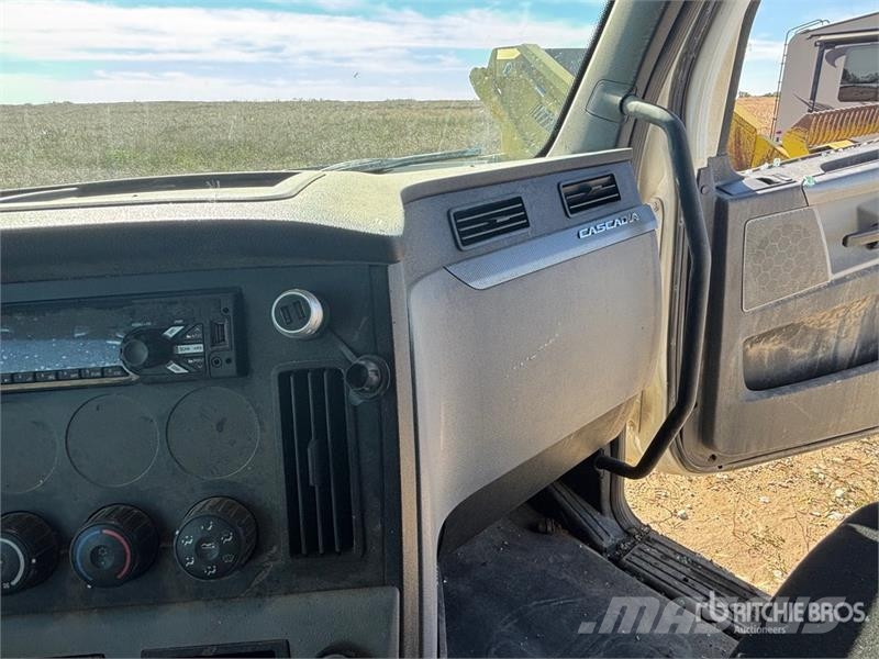 Freightliner Cascadia 126 6x4 T/A Sleeper Truck Tractor (Inoper Camiones tractor