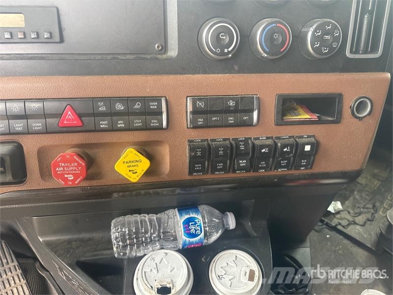 Freightliner Cascadia 126 6x4 T/A Sleeper Truck Tractor Trekkvogner