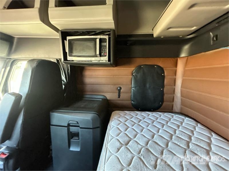 Freightliner Cascadia 126 6x4 T/A Sleeper Truck Tractor Влекачи