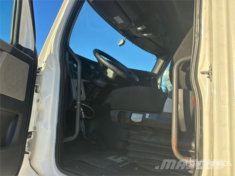 Freightliner Cascadia 6x4 T/A Sleeper Truck Tractor Traktorske jedinice