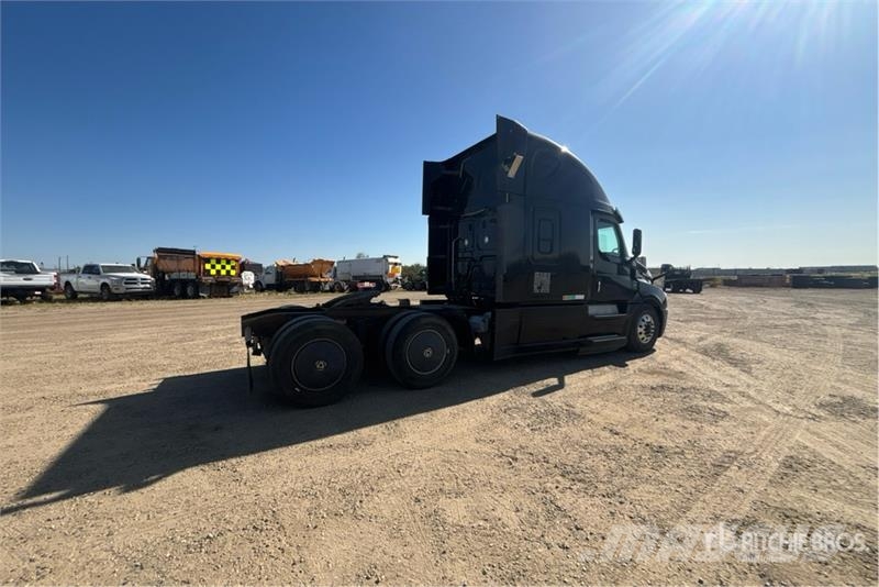Freightliner Cascadia 126 6x4 T/A Sleeper Truck Tractor Тягачі