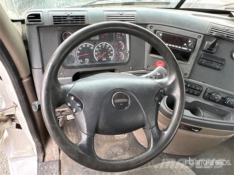 Freightliner Cascadia 4x2 S/A Day Cab Truck Tractor Тягачі