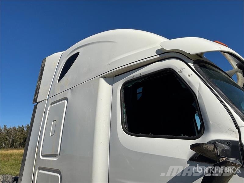 Freightliner Cascadia 126 6x4 T/A Sleeper Truck Tractor (Inoper Camiones tractor