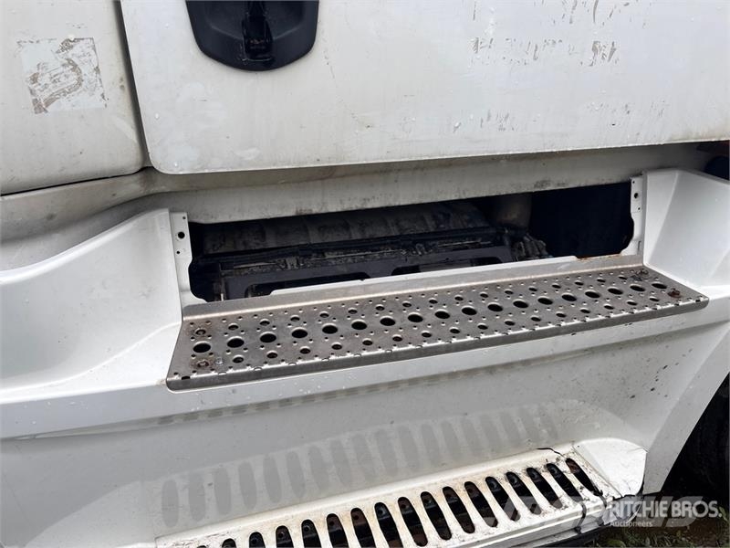 Freightliner Cascadia 126 6x4 T/A Sleeper Truck Tractor Autotractoare