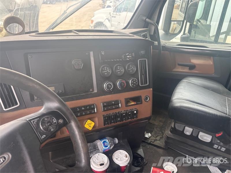 Freightliner Cascadia 126 6x4 T/A Sleeper Truck Tractor Trekkvogner