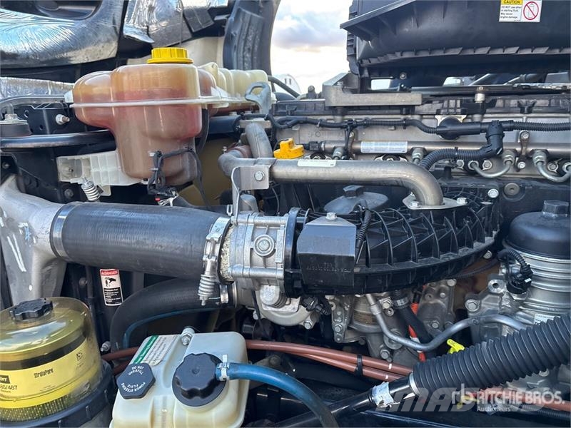 Freightliner Cascadia 126 6x4 T/A Sleeper Truck Tractor Traktorske jedinice