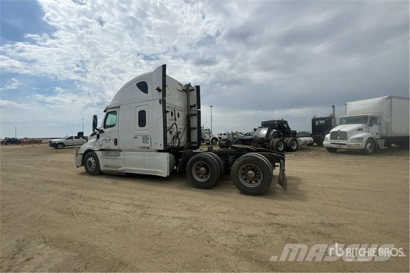 Freightliner Cascadia 126 6x4 T/A Sleeper Truck Tractor Trekkvogner