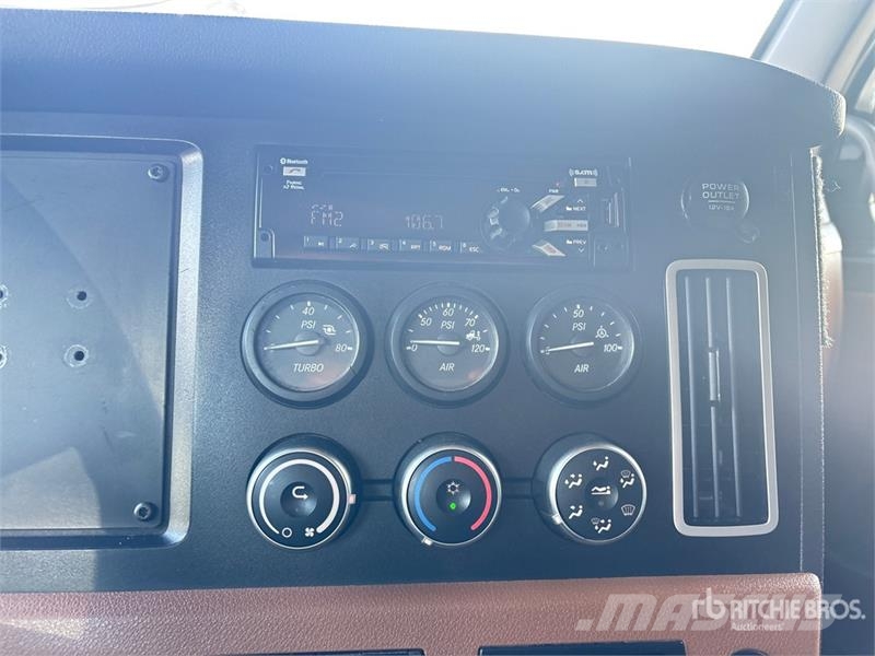 Freightliner Cascadia 126 6x4 T/A Sleeper Truck Tractor Τράκτορες