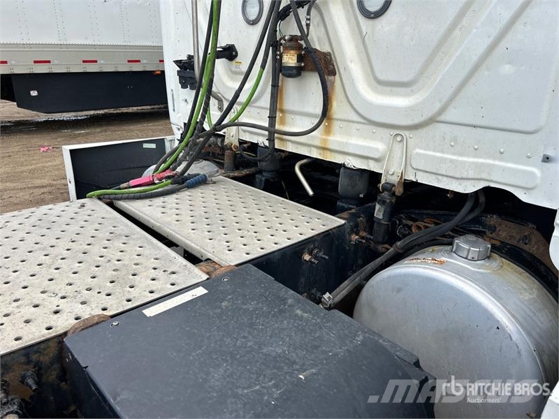 Freightliner Cascadia 126 6x4 T/A Sleeper Truck Tractor (Inoper وحدات الجر