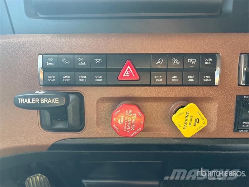 Freightliner Cascadia 126 T/A Sleeper Truck Tractor Camiones tractor