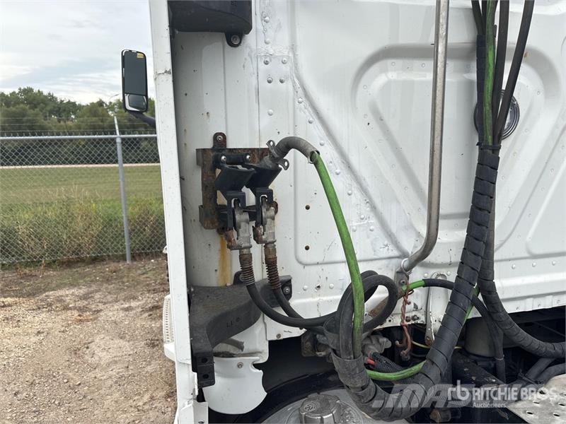 Freightliner Cascadia 6x4 T/A Sleeper Truck Tractor (Inoperable Cabezas tractoras