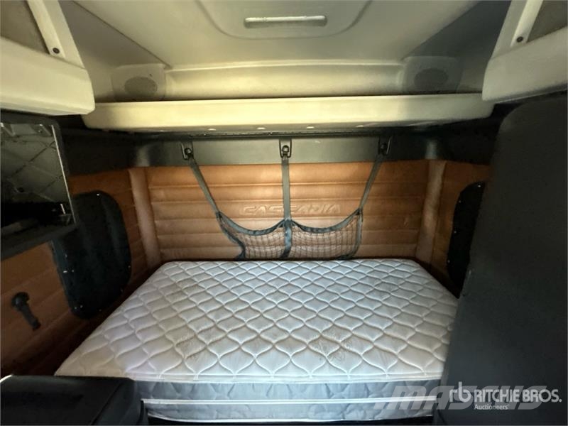 Freightliner Cascadia 126 6x4 T/A Sleeper Truck Tractor Седельные тягачи