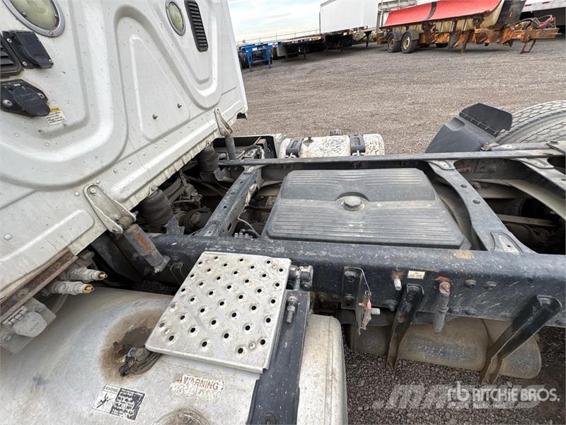 Freightliner Cascadia 4x2 S/A Day Cab Truck Tractor Тягачі