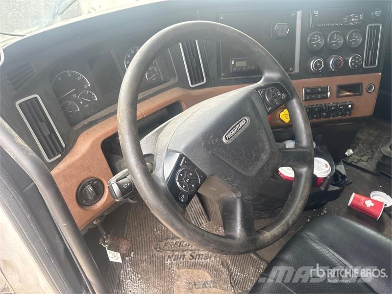 Freightliner Cascadia 126 6x4 T/A Sleeper Truck Tractor Trekkvogner