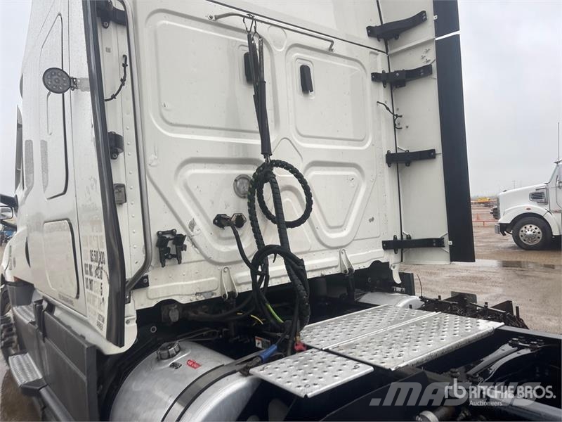 Freightliner Cascadia 126 6x4 T/A Sleeper Truck Tractor Tegljači