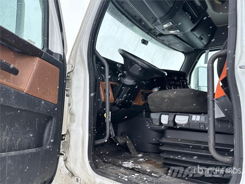 Freightliner Cascadia 126 6x4 T/A Sleeper Truck Tractor Тягачі