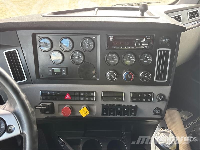 Freightliner Cascadia 126 6x4 T/A Sleeper Truck Tractor Sattelzugmaschinen