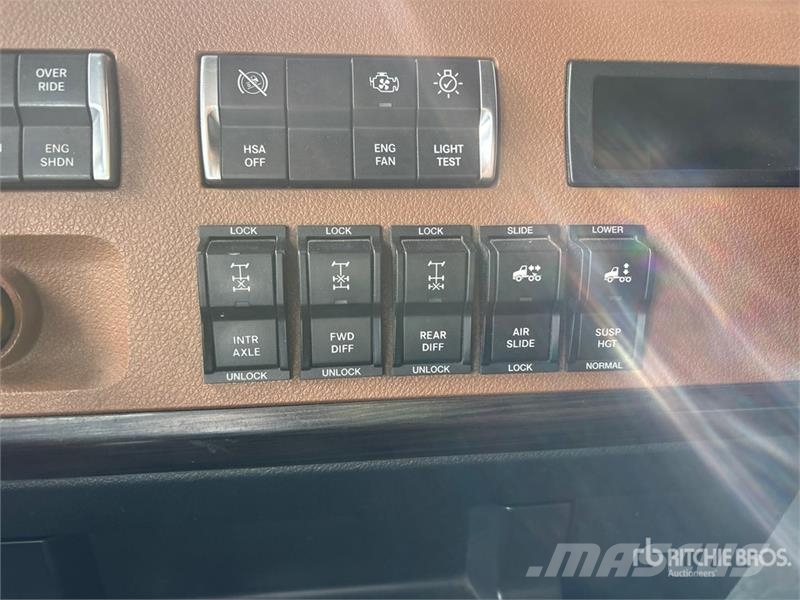 Freightliner Cascadia 126 6x4 T/A Sleeper Truck Tractor Cabezas tractoras