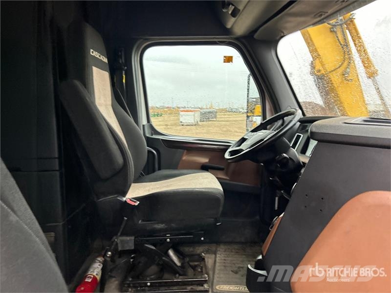 Freightliner Cascadia 126 6x4 T/A Sleeper Truck Tractor Tractor Units
