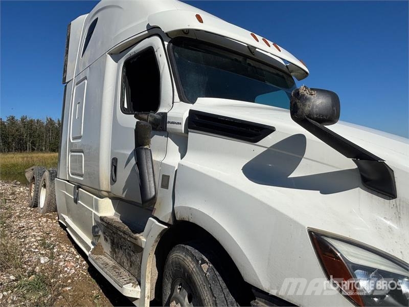 Freightliner Cascadia 126 6x4 T/A Sleeper Truck Tractor (Inoper Camiones tractor