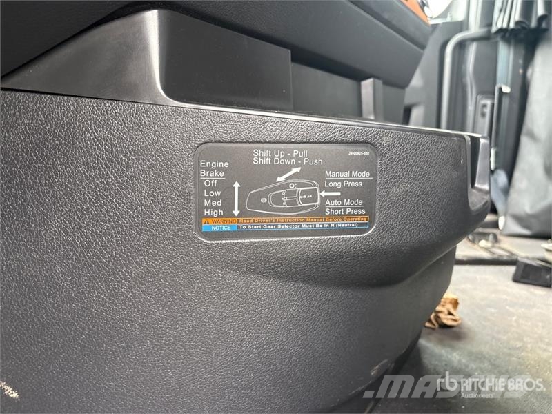 Freightliner Cascadia 6x4 T/A Sleeper Truck Tractor (Inoperable Cabezas tractoras