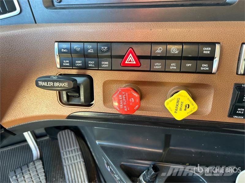 Freightliner Cascadia 126 6x4 T/A Sleeper Truck Tractor Cabezas tractoras