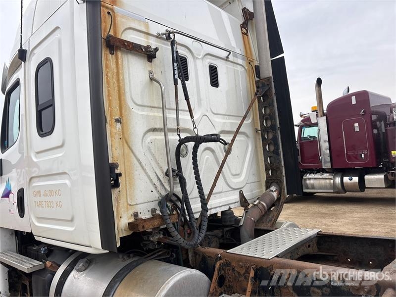 Freightliner Cascadia 125 6x4 T/A Sleeper Truck Tractor Vlačilci