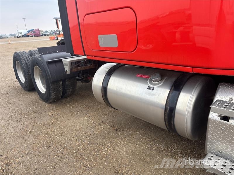 Freightliner Cascadia 126 6x4 T/A Sleeper Truck Tractor Vetopöytäautot
