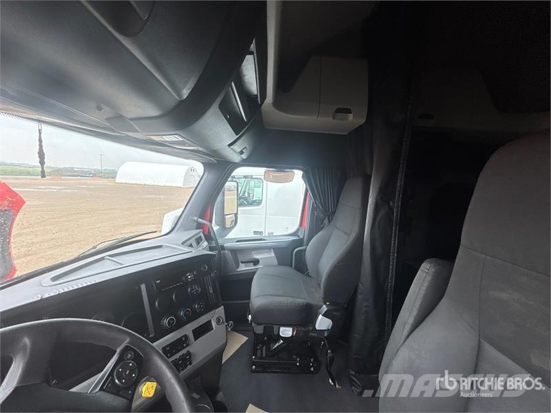 Freightliner Cascadia 126 6x4 T/A Sleeper Truck Tractor Vetopöytäautot