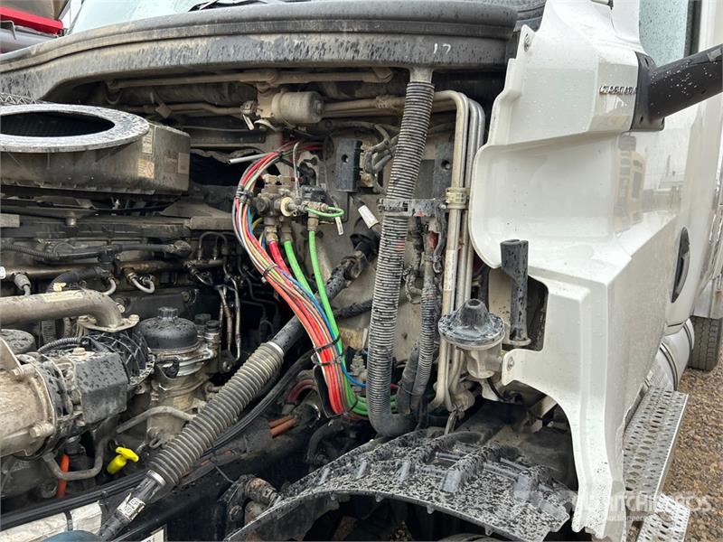 Freightliner Cascadia 126 6x4 T/A Sleeper Truck Tractor Tractor Units